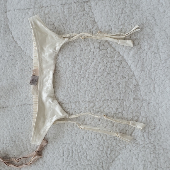 Victoria's Secret Beige/Cream Garter Belt Bundle - Picture 4 of 17